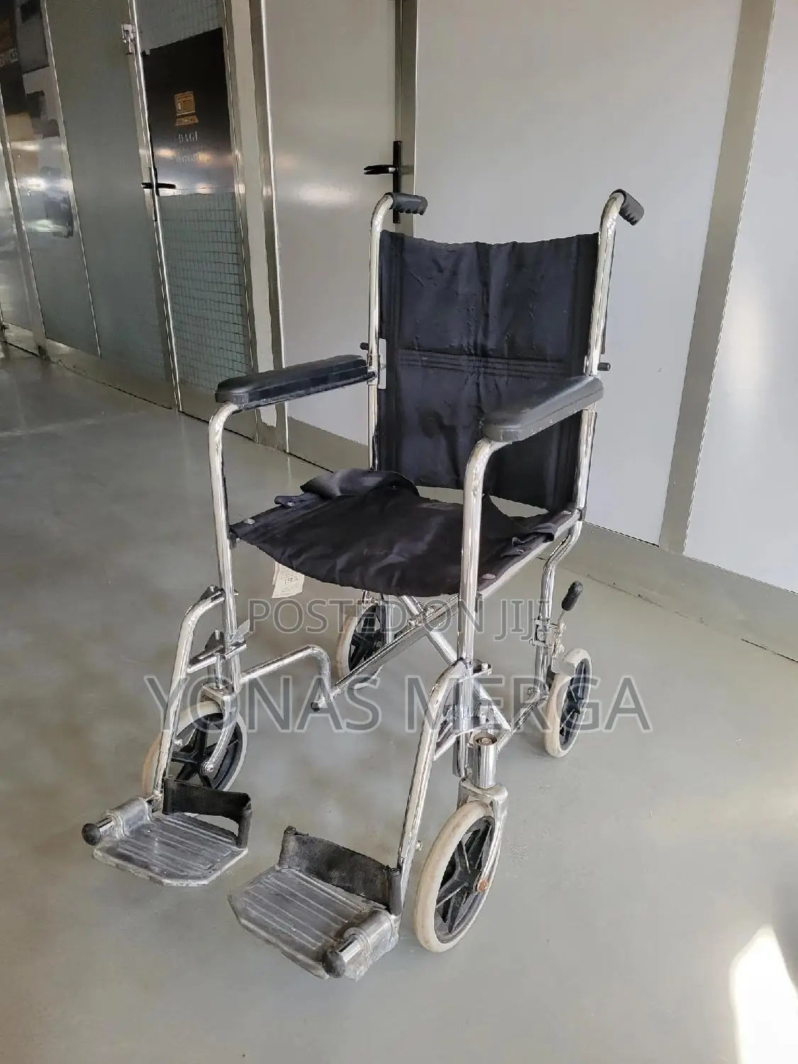 Used Wheelchair𣁋戔folding Design : Ideal for Travel Purpose. Chrome