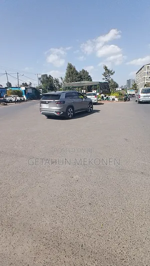 Volkswagen ID.6 2024 Gold