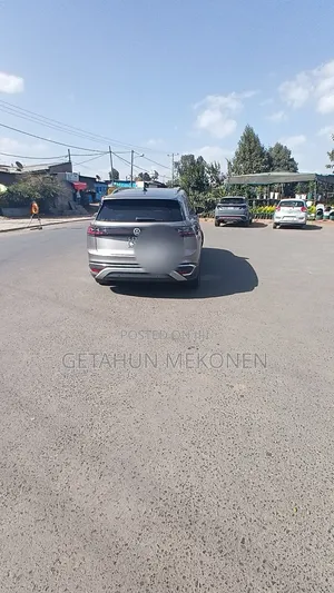 Volkswagen ID.6 2024 Gold