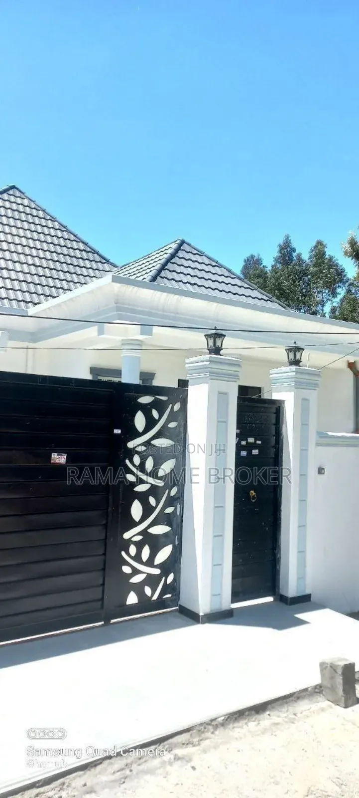 Furnished 5bdrm Villa in ዘመናዊ ቪላ አያት, Yeka for sale