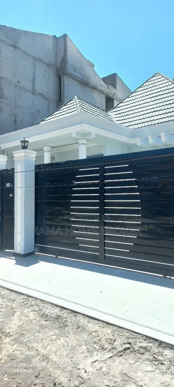 Furnished 5bdrm Villa in ዘመናዊ ቪላ አያት, Yeka for sale