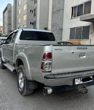 Toyota Hilux SR 4x4 2013