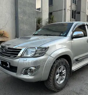 Toyota Hilux SR 4x4 2013