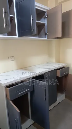 1,60 ሳ.ሜ ተሰቃይ ያለው ኪችን