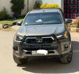 Toyota Hilux 2022 Gray
