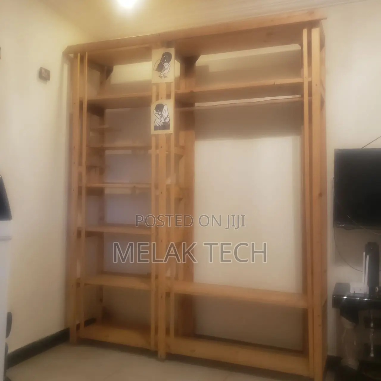 Wooden Standing Wardrobe ተንቀሳቃሽ የእንጨት ልብስ መስቀያ