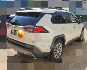 Toyota RAV4 2021 White
