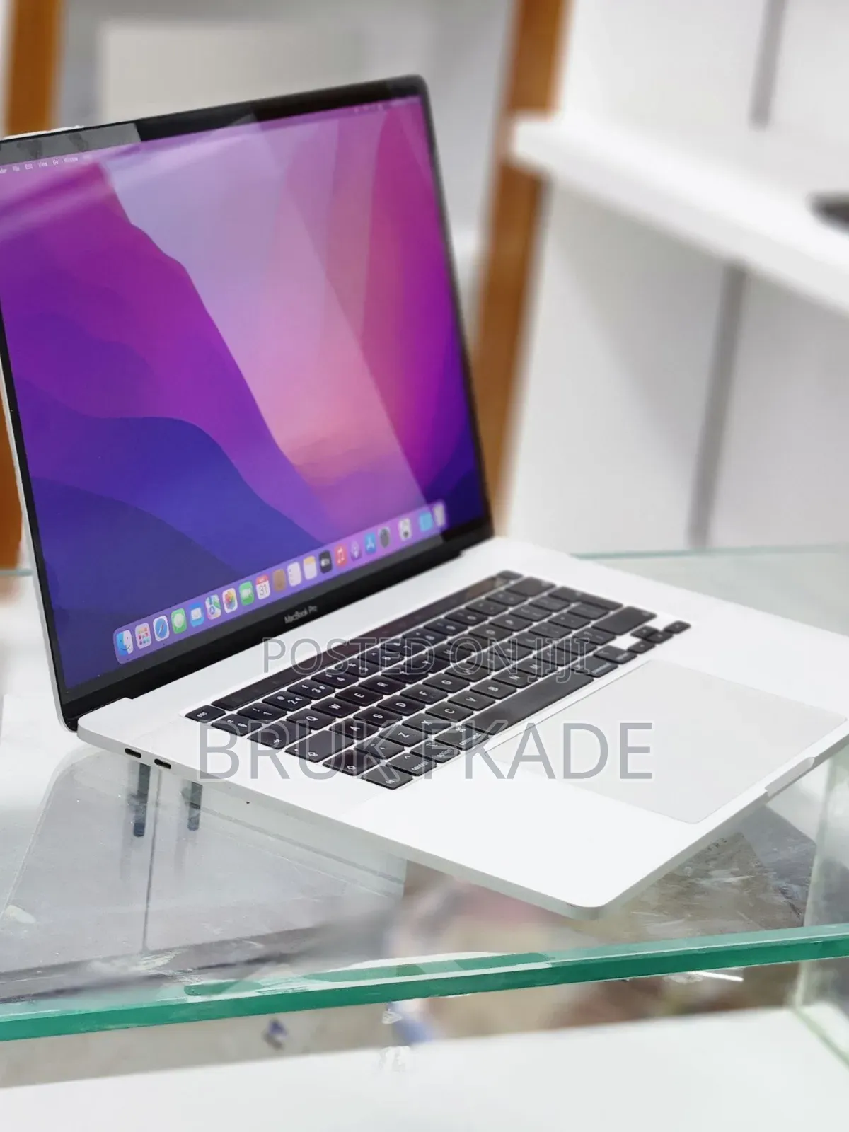 New Laptop Apple MacBook Pro 2019 16GB Intel Core I7 SSD 512GB