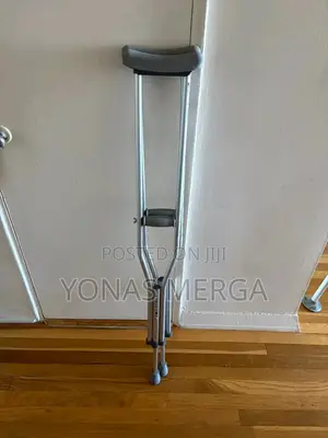 Pair of Lightweight Crutches从喚walking(Silver,Weight Capacity150 Kg)(2)