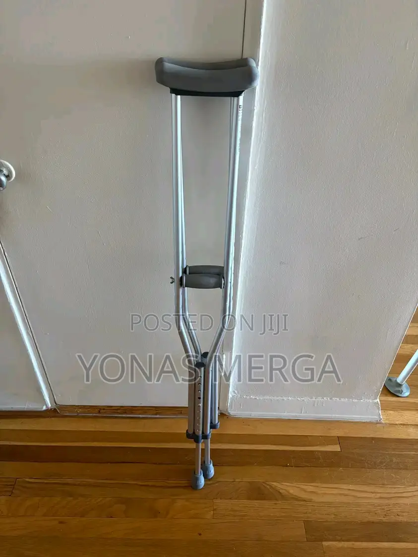 Pair of Lightweight Crutches从喚walking(Silver,Weight Capacity150 Kg)(2)