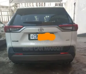 Toyota RAV4 2021 White