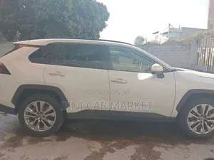 Toyota RAV4 2021 White