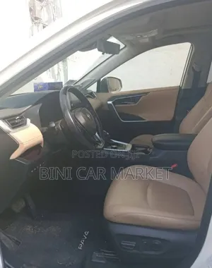 Toyota RAV4 2021 White