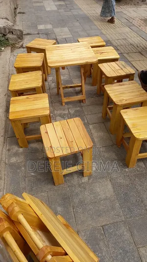 ለኮፊ House የሚያገለግሉ ወንበሮች