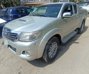 Toyota Hilux 2013 Gold