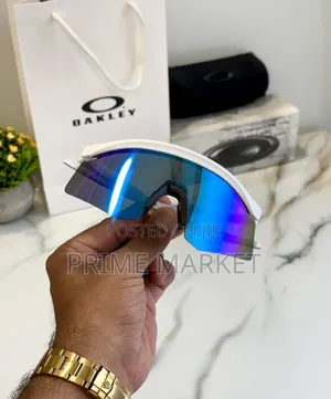Oakley : Sunglasses