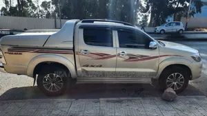 Toyota Hilux 2015 Gold