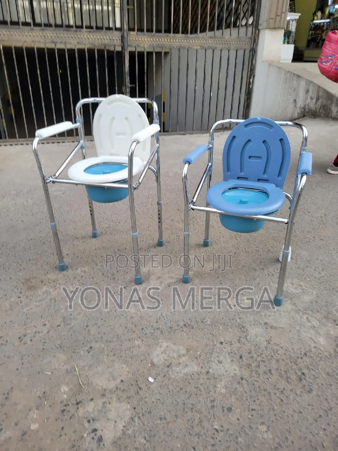 Toilet or by the Bedside切昀equipped With a Removable Commode Bucket,