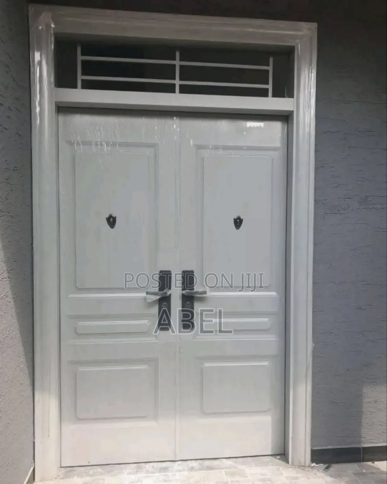 ውብና ዘመናዊ የቤት በር