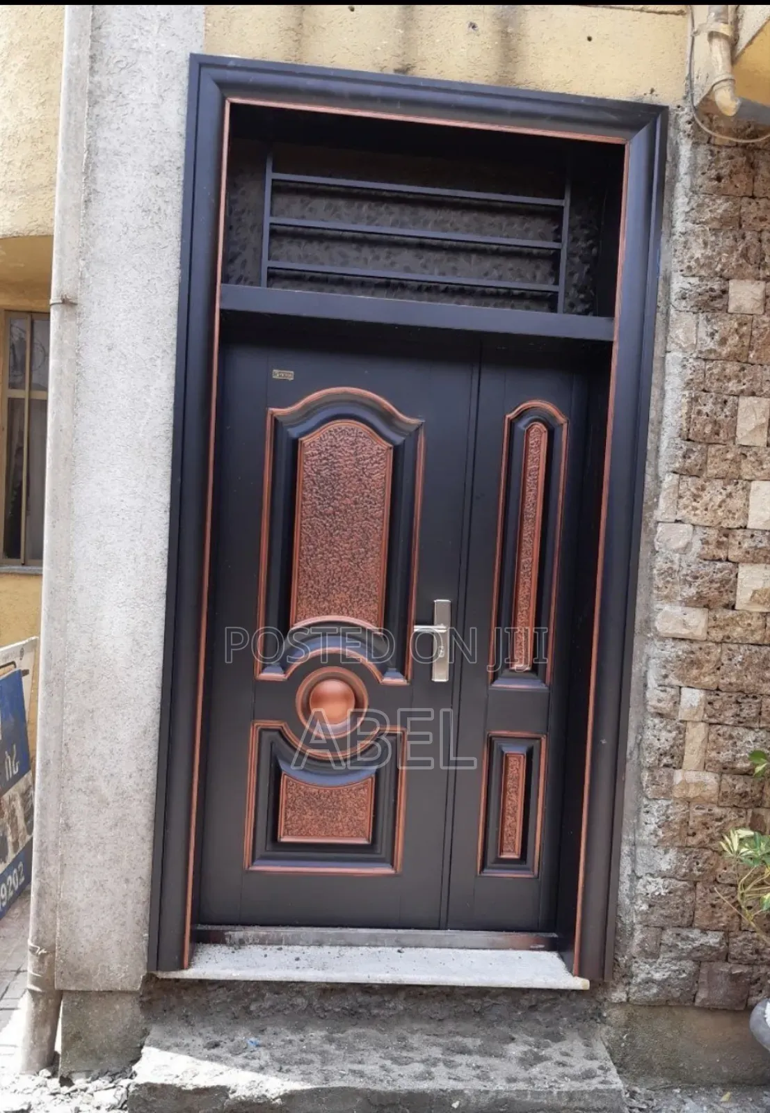 ውብና ዘመናዊ የቤት በር