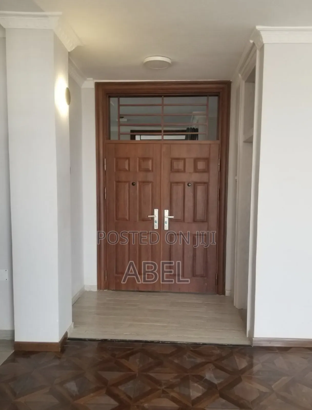 ውብና ዘመናዊ የቤት በር