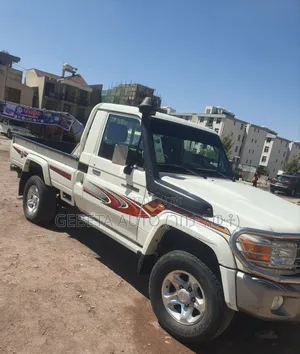 Toyota Land Cruiser 2012 White