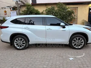 Toyota Highlander Hybrid Limited 2023 White