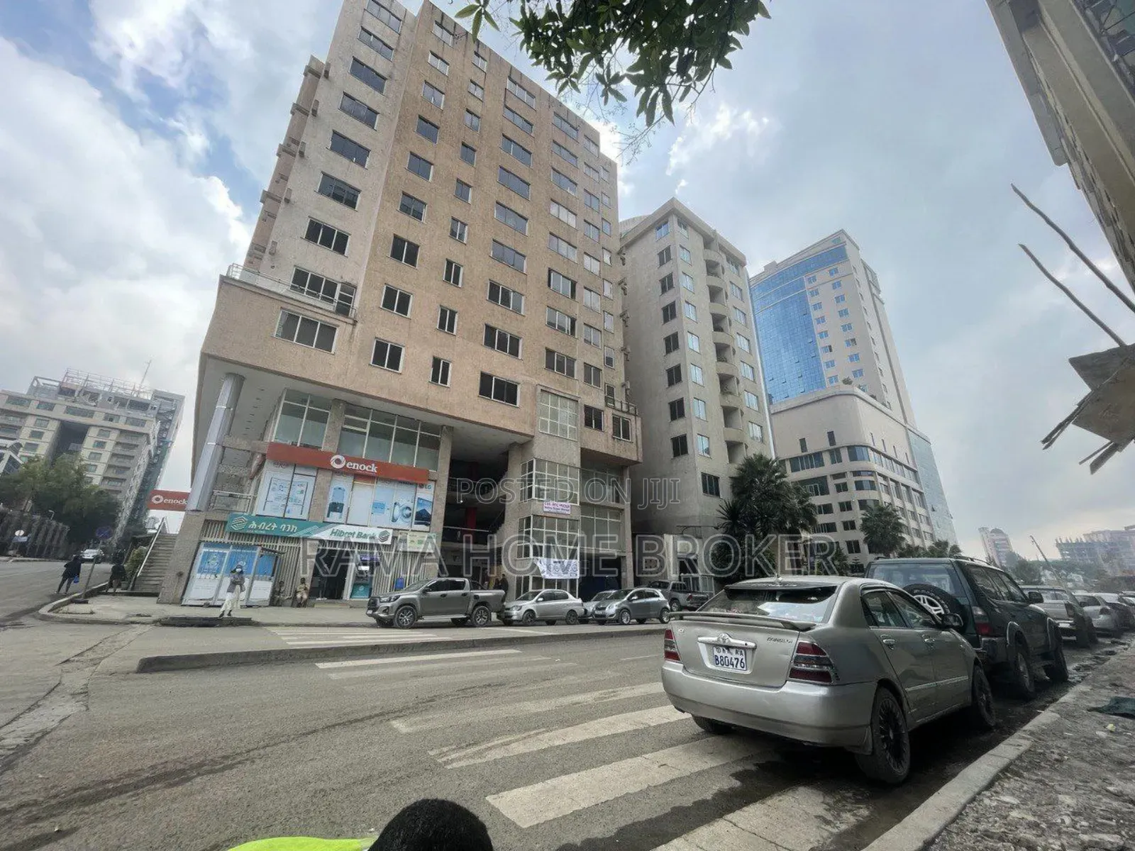 መሀል ከተማ የሚገኝ የንግድ ህንፃ ጂ + 12 የሆነ