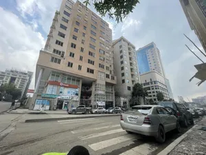 መሀል ከተማ የሚገኝ የንግድ ህንፃ ጂ + 12 የሆነ