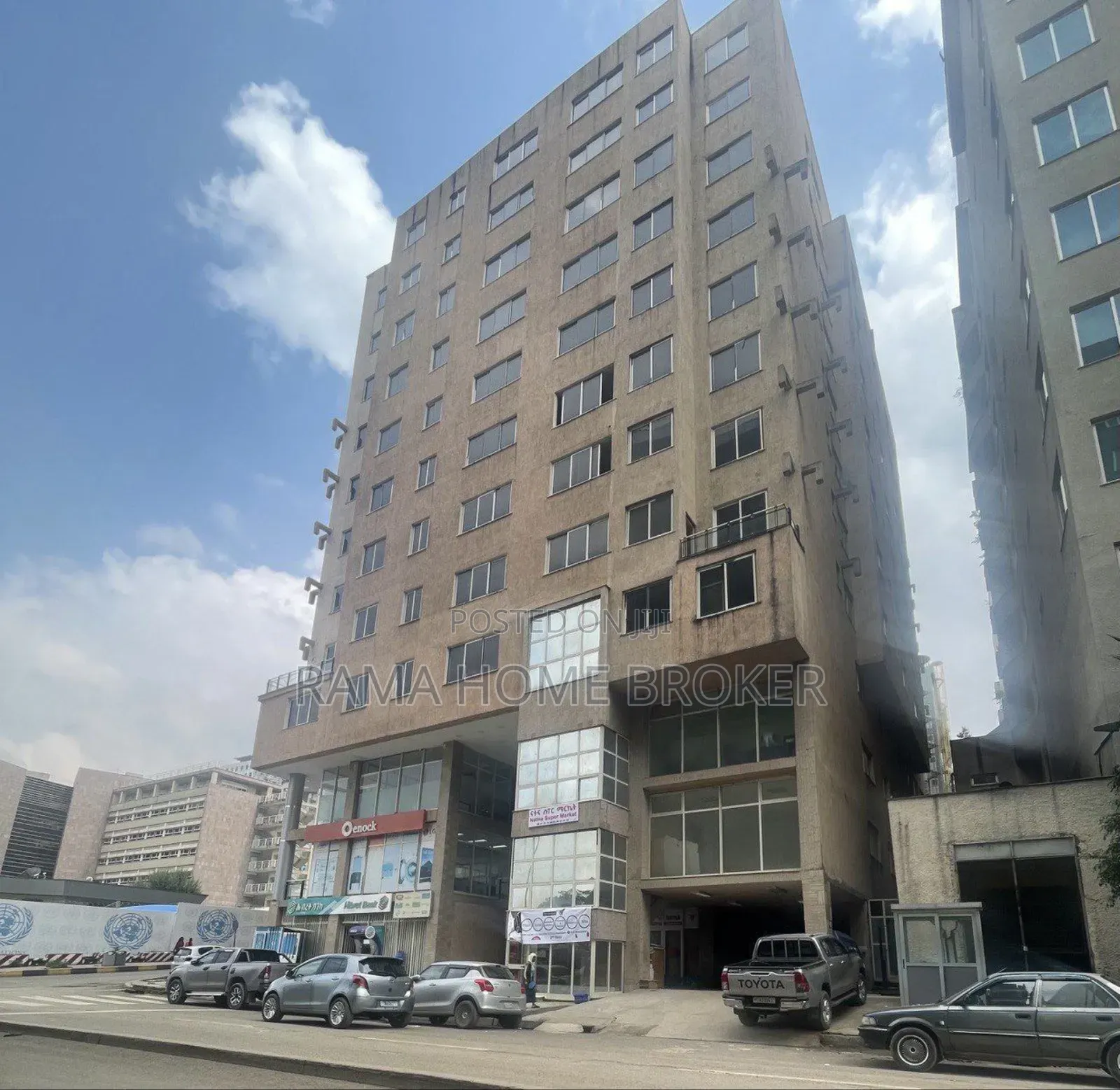 መሀል ከተማ የሚገኝ የንግድ ህንፃ ጂ + 12 የሆነ