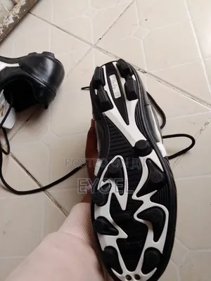 እግር ኳስ መጫወቻ ጫማ