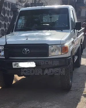 Toyota Land Cruiser 2010 White