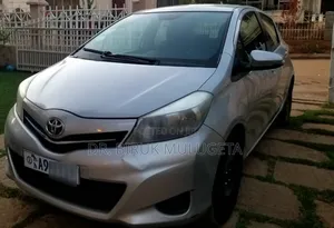 Toyota Yaris SE Hatchback 5dr 2013 Silver