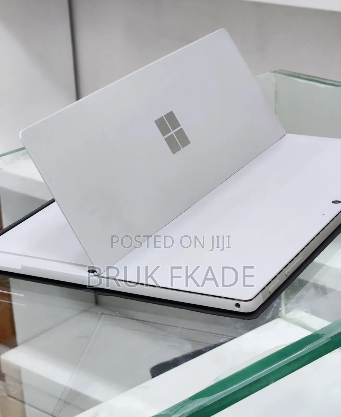 New Laptop Microsoft Surface 8GB Intel Core I7 SSD 256GB