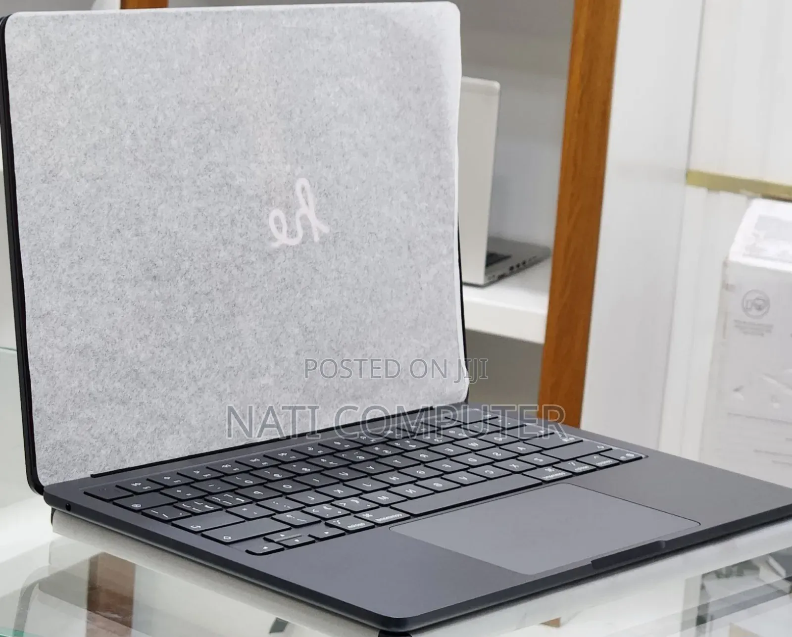 New Laptop Apple MacBook Air 2025 M4 13-Inch 16GB Apple M4 SSD 256GB