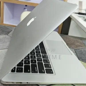 New Laptop Apple MacBook 8GB Intel Core I5 SSD 256GB