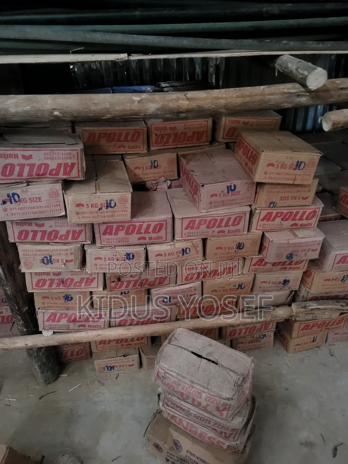 ሚስማር በ Apoloe