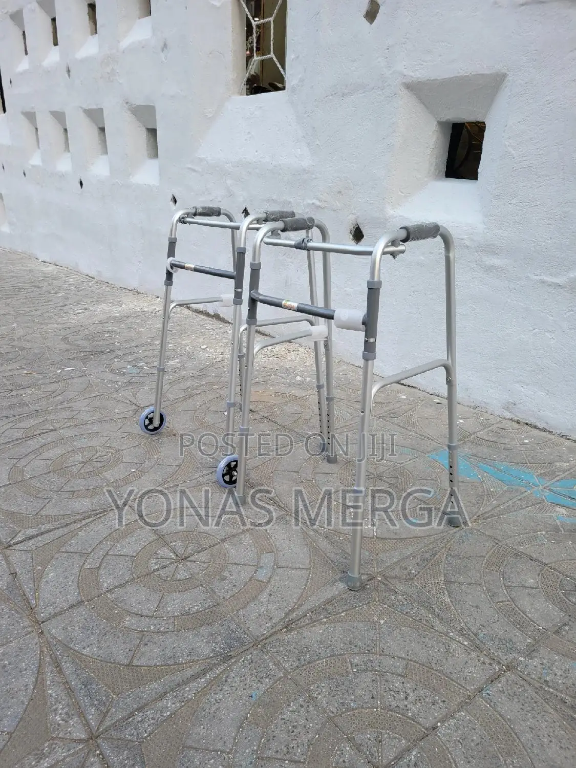 Walking Frame With Wheels橘益heights of 75-95cm Telescopic Range.