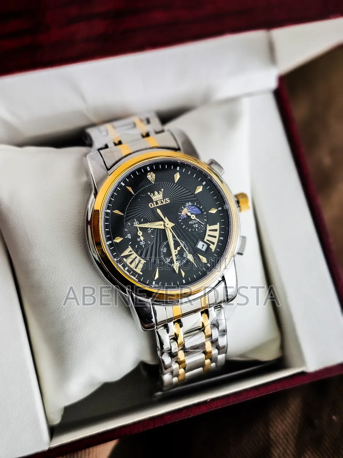 Olevs Men's Quartz Chronograph Watch With a Black Dial and a Gold