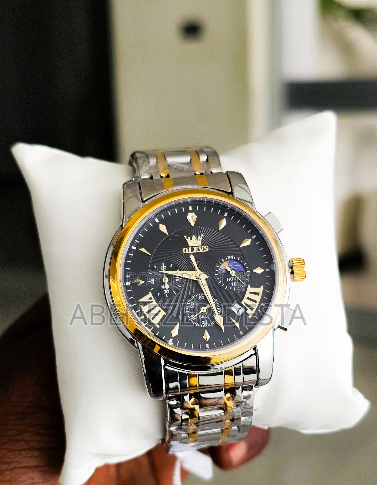 Olevs Men's Quartz Chronograph Watch With a Black Dial and a Gold