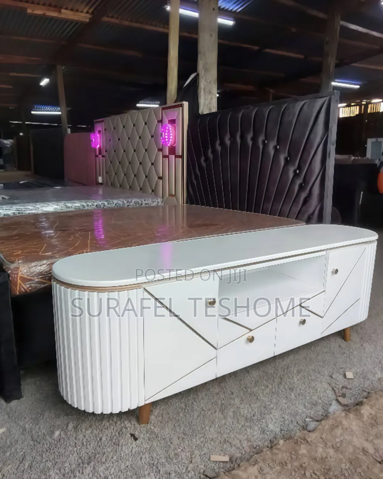 የሚያምሮ የቲቪ ማስቀመጫ – Epoxy-Made Tv Stands