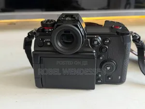 Panasonic Lumix S1h Is a Full-Frame Mirrorless Camera 3 Batteries