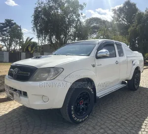Toyota Hilux 2010 White
