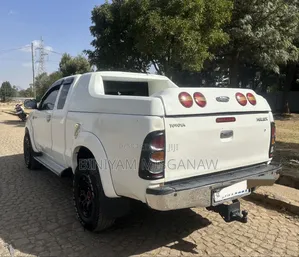 Toyota Hilux 2010 White