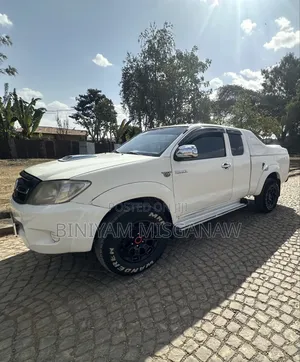Toyota Hilux 2010 White