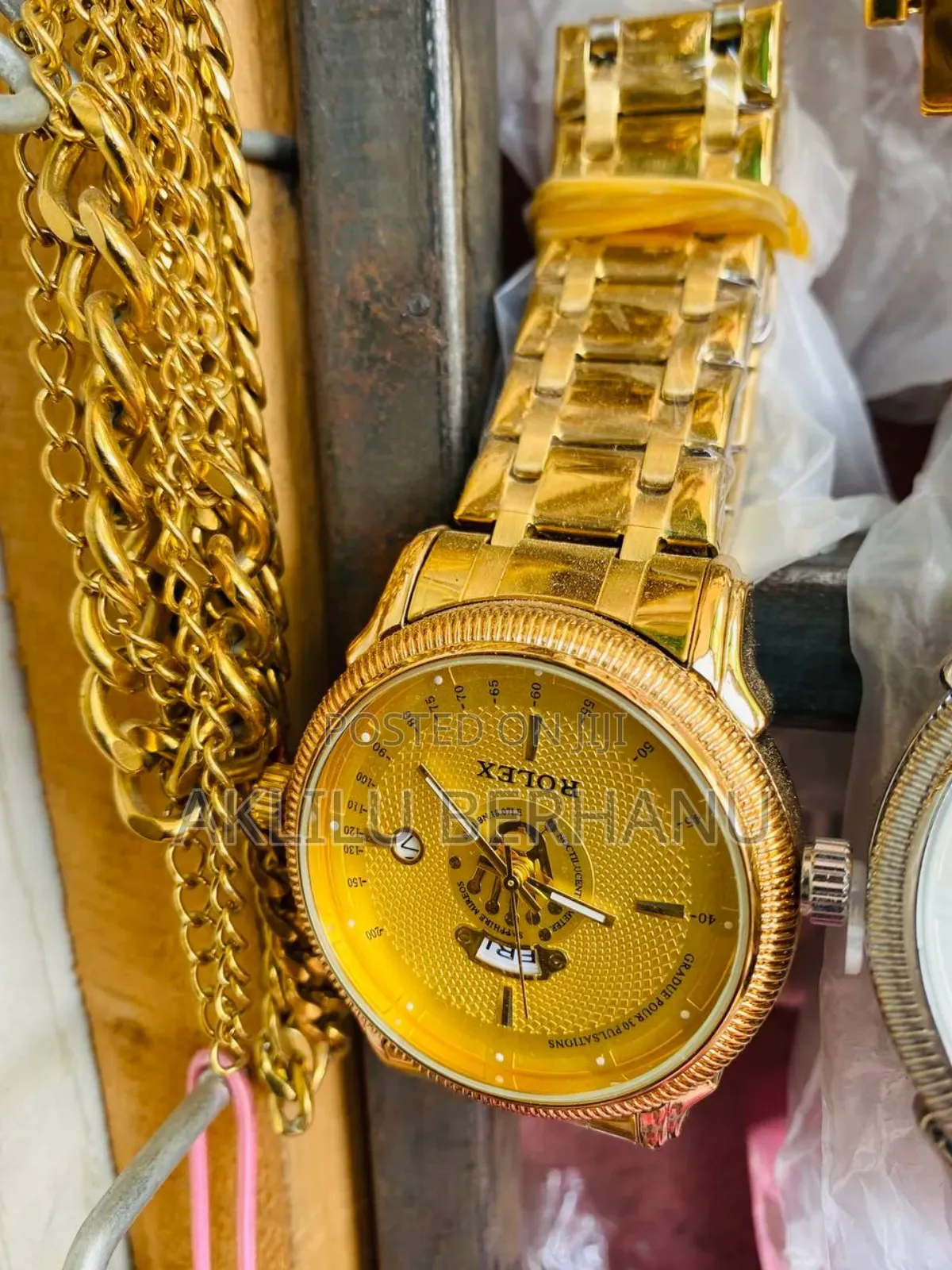 Luxury-Style Fashion Watches – Date Display