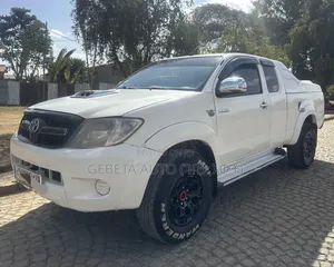Toyota Hilux 2010 White