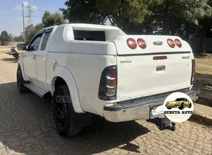 Toyota Hilux 2010 White
