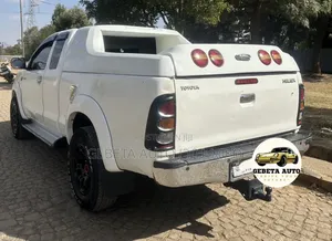 Toyota Hilux 2010 White