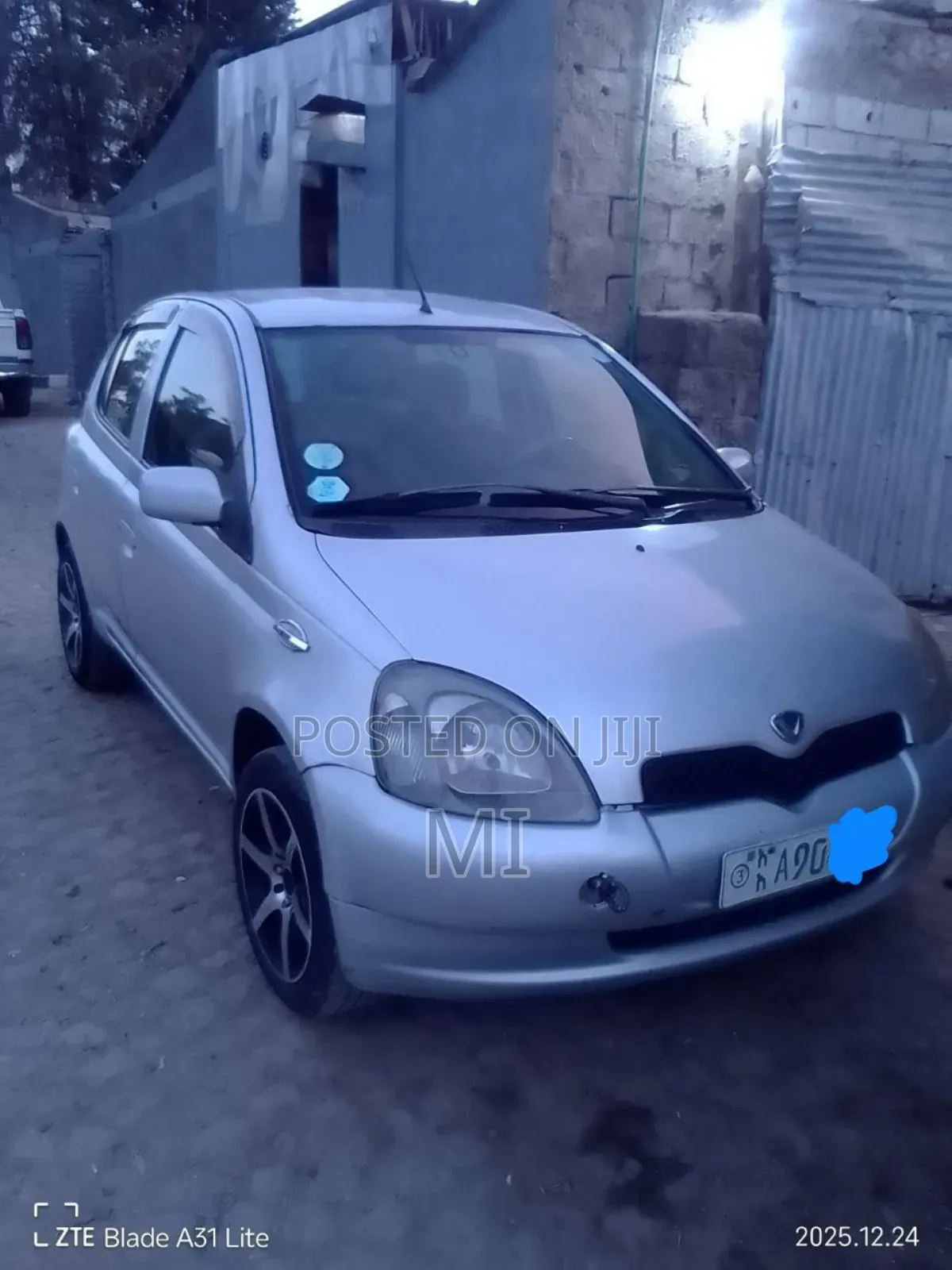 Toyota Vitz 2000 Silver